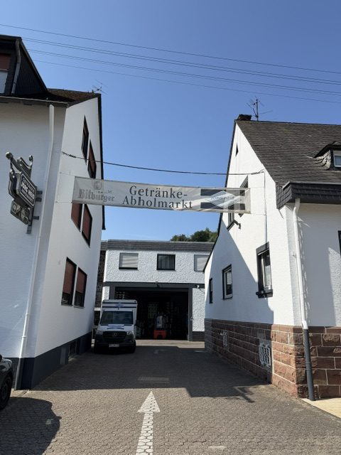 Einfahrt zum Getränke-Abholmarkt Heid mit Lieferfahrzeug