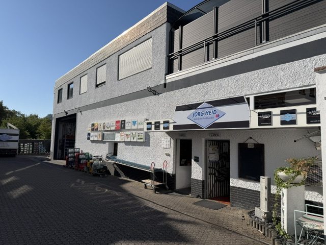 Getränkemarkt Heid in Kordel mit Kästen vor dem Eingang